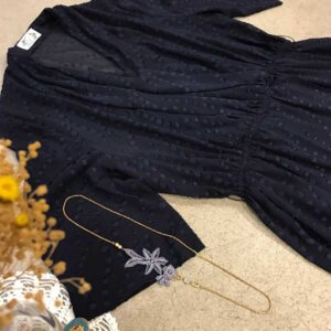 Vestido azul y collar margarite lila