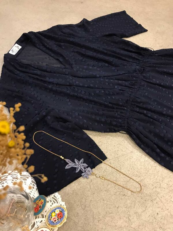 Vestido azul y collar margarite lila