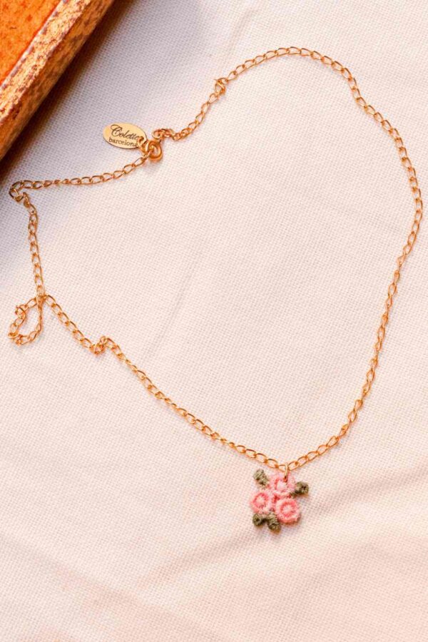 Flor vintage bordada guipur