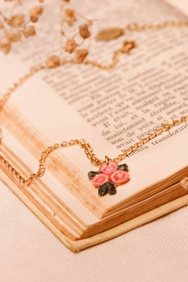 gargantilla rosa flor bordada vintage